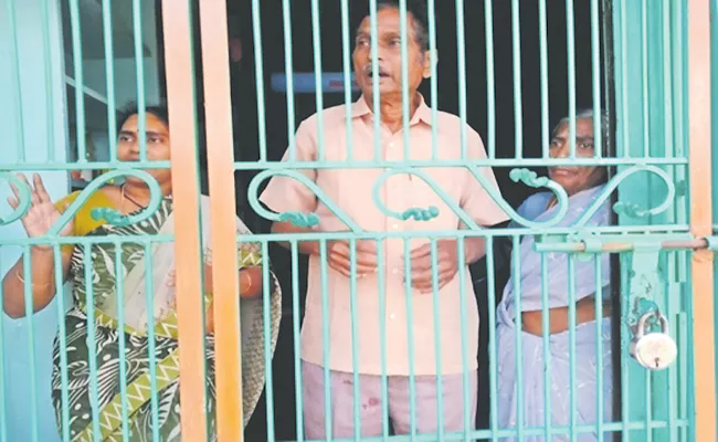 House arrest for non-payment of debt At Nandyal - Sakshi