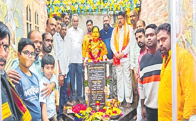 Telangana: Sons Installed An Idol For Mother At Home - Sakshi