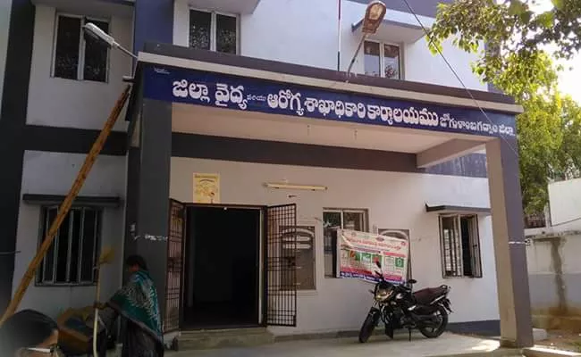 Newborn Died At Gadwal Government Hospital Due To Doctor Negligence - Sakshi