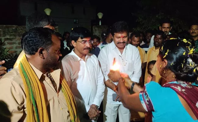 MLA Ramireddy Pratap Reddy Welcomed By Adinarayanapuram Villagers - Sakshi