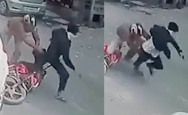 Viral News: Delhi Police Catch Chain Snatcher Bravely - Sakshi