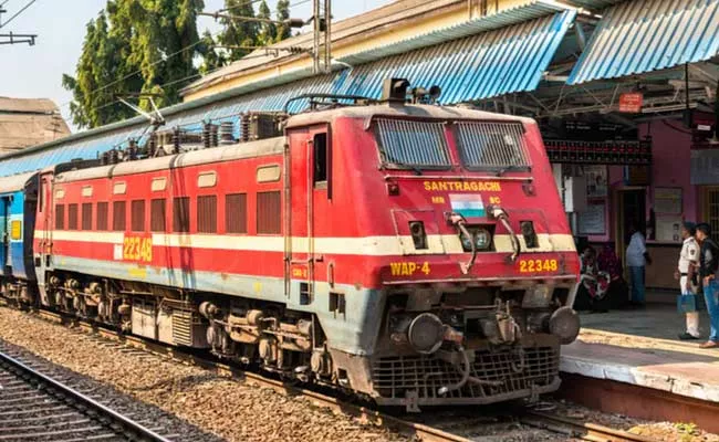Indian Railways Sees Decrease In Senior Citizen Travellers In 2021, Pandemic Key Reason - Sakshi