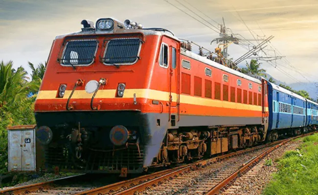 Trains Canceled Due To Goods Train Accident Near Rajamahendravaram - Sakshi