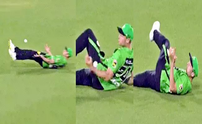 BBL 2022-23: Melbourne Stars Brody Couch Takes Stunning Juggling Catch - Sakshi