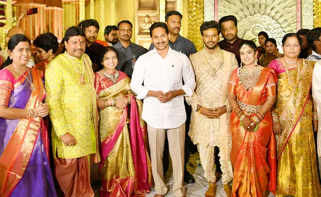 CM Jagan Attends Vellampalli Srinivas Daughter Wedding at Mangalagiri - Sakshi