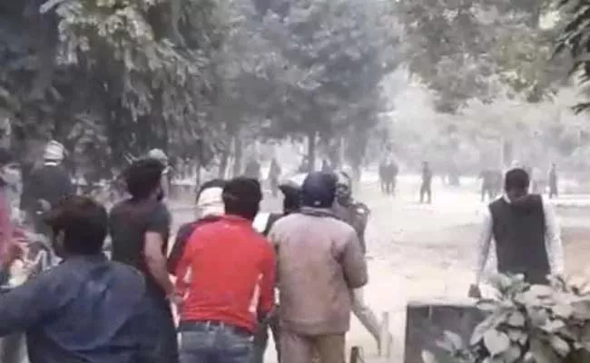 Students And Security Clashed At Allahabad University - Sakshi