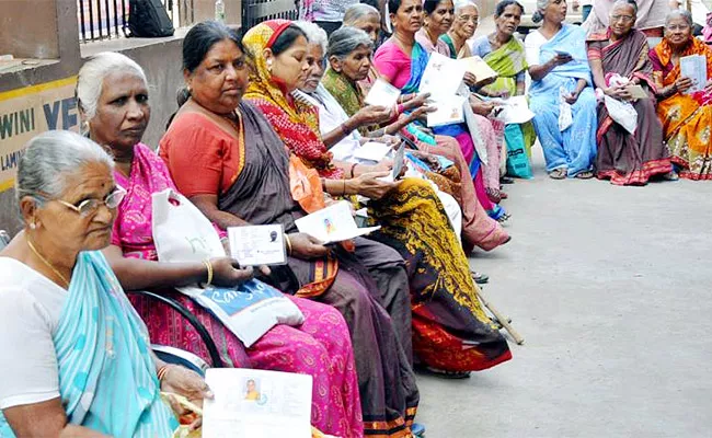 Telangana Aasara Pension Beneficiaries Problems Bank Account KYC - Sakshi