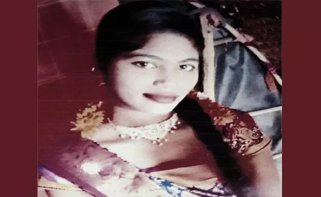 Young woman missing in Erravalli Mahabubnagar - Sakshi