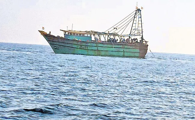 Local fishermen and officials In Prakasam Chased Away Chennai Boats - Sakshi