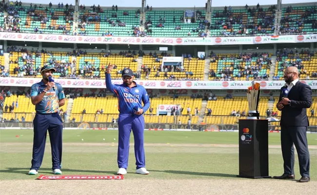 IND VS SL 2nd ODI: Sri Lanka Opt To Bat First, Kuldeep Replaces Chahal - Sakshi