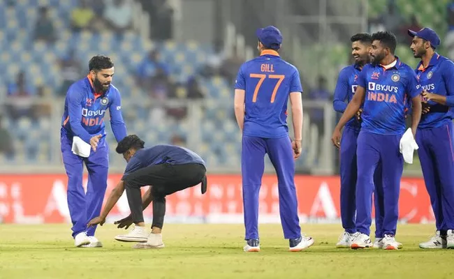 A fan invaded the field and touched Virat Kohlis feet - Sakshi