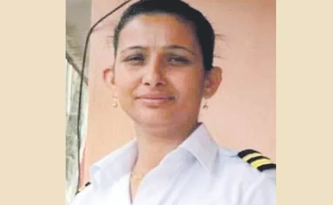 Copilot Anju Death in Plane Crash Tenali Friends Shocked - Sakshi