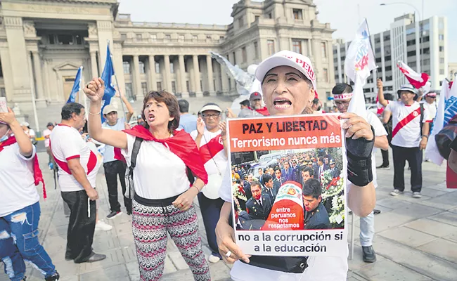 Anti-government protests continue in Peru - Sakshi
