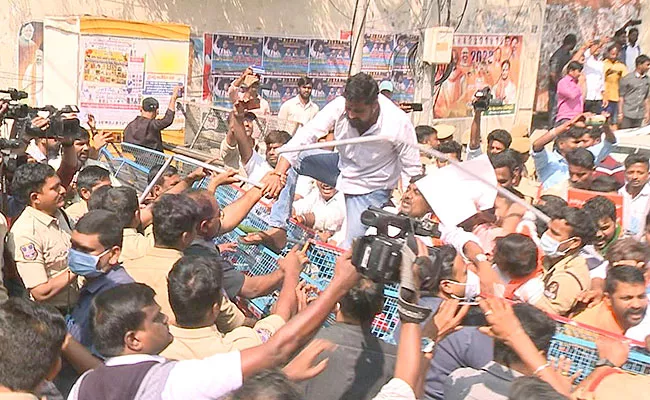 BJP Leaders Tried To Block Pragat​hi Bhavan At Punjagutta - Sakshi