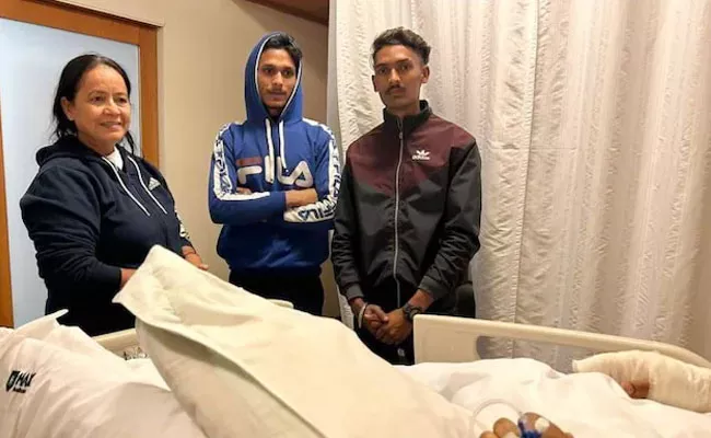 Rishabh Pant Meets His Rescuers in Hospital - Sakshi