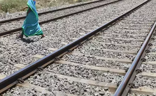 Bihar Gaya Woman Sleep On Railway Track Miracle Escape Viral Video - Sakshi