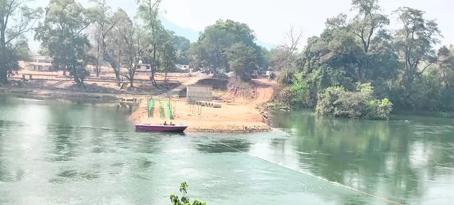 సీలేరులోని నదిపై ఏర్పాటు చేసిన ఫ్లోటింగ్‌ ర్యాంప్‌  - Sakshi