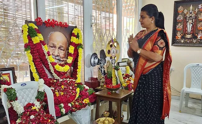 AP Minister Roja visit the family of late Tollywood Director K Vishwanath - Sakshi