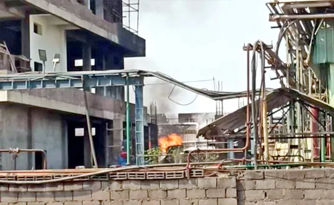 Fire Accident In Lee Pharma Company At Sangareddy District - Sakshi