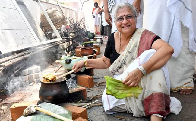 Sudha Murthy Pongala Offering Goes Viral For Her Simplicity - Sakshi