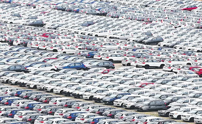 India overall passenger vehicle dispatches cross 3. 35 lakh units in February - Sakshi