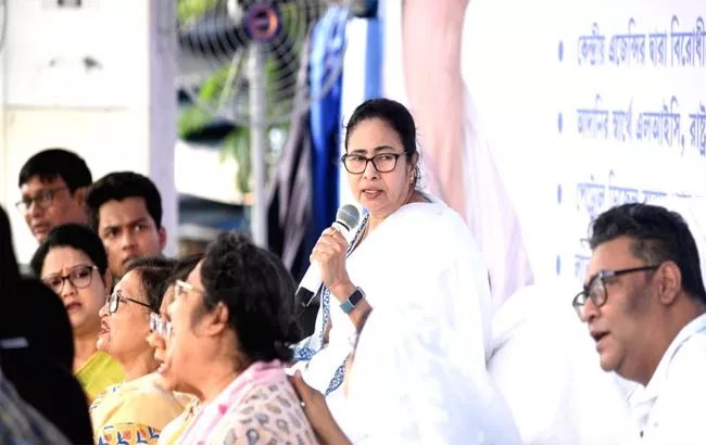 Mamata Banerjee Sings Bengali Song In Protest Against Centre - Sakshi