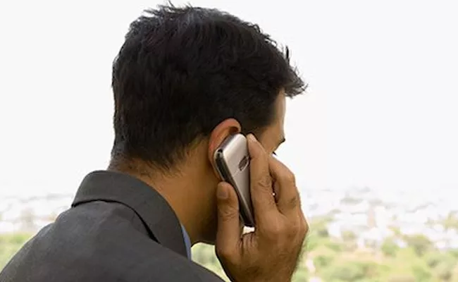 Kamareddy District Young Man Died Of Heart Attack While Talking On Phone - Sakshi