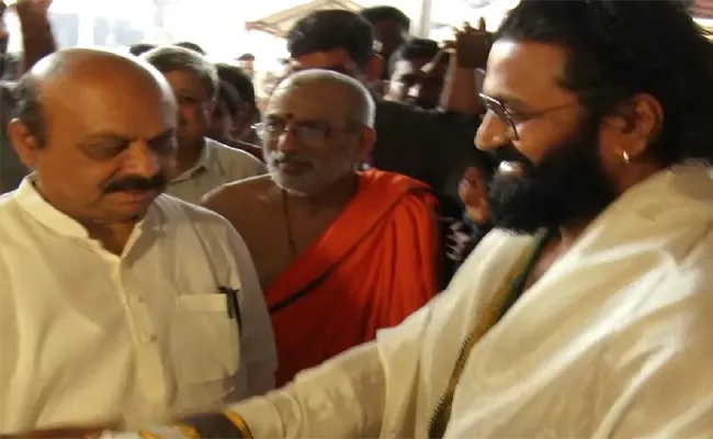 Rishab Shetty Spotted With Karnataka Cm Basavaraj Bommai During Temple Visit - Sakshi
