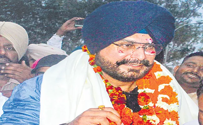 Congress leader Navjot Sidhu released from Patiala jail - Sakshi