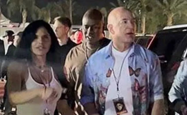 Jeff Bezos spotted wearing only 12 dollars shirt at Coachella - Sakshi
