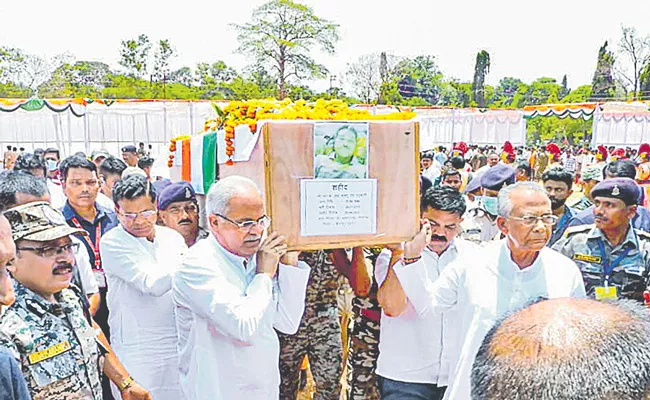 Bhupesh Baghel Carries Coffin Amid Tributes To 11 Killed In Maoist Attack - Sakshi
