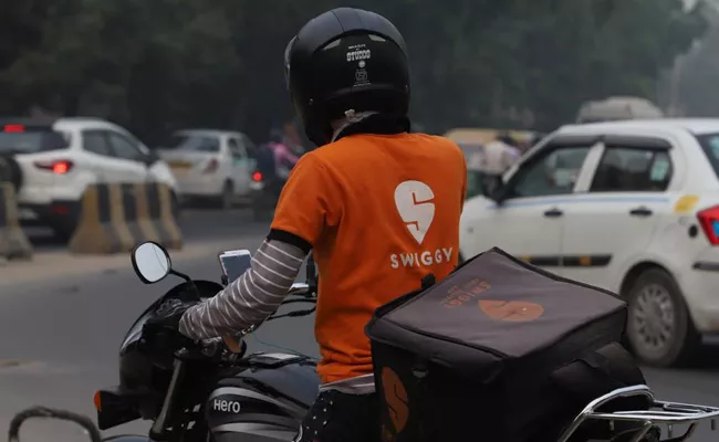 Swiggy starts charging customers platform fee - Sakshi