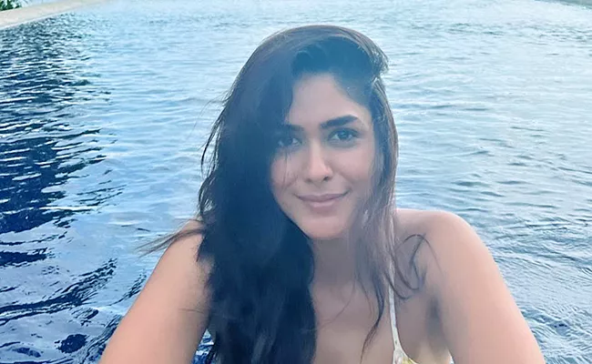 Mrunal Thakur bold bikini photos leave fans disappointed - Sakshi