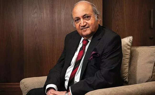 Do you about Keshub Mahindra who became aged billionaire at 99 - Sakshi