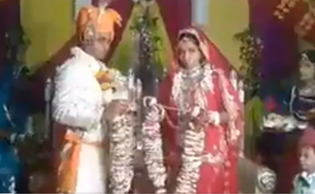 Groom Pyjama Comes Off During Garland Exchange Wedding Viral Video - Sakshi
