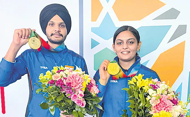 World Cup Shooting Tourney 2023: Sarabjot Divya Pair Won Gold Medal - Sakshi