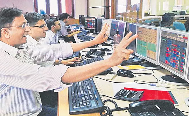 Sensex extends gains to Day 2, ends 318 pts higher, Nifty near 18,400 - Sakshi