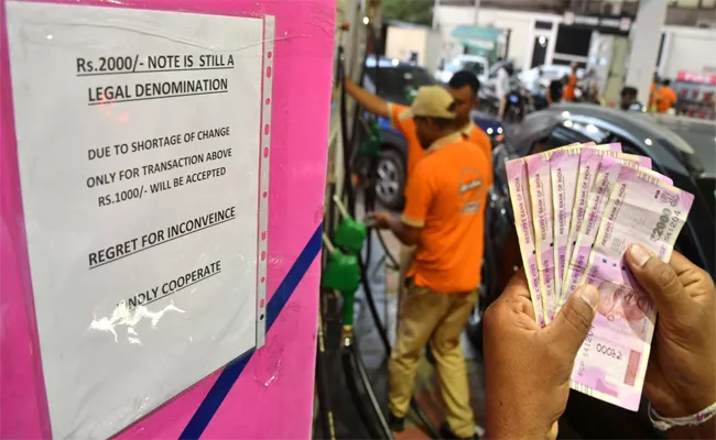 Petrol bunks Rs 2,000 notes zoom after RBI decision - Sakshi