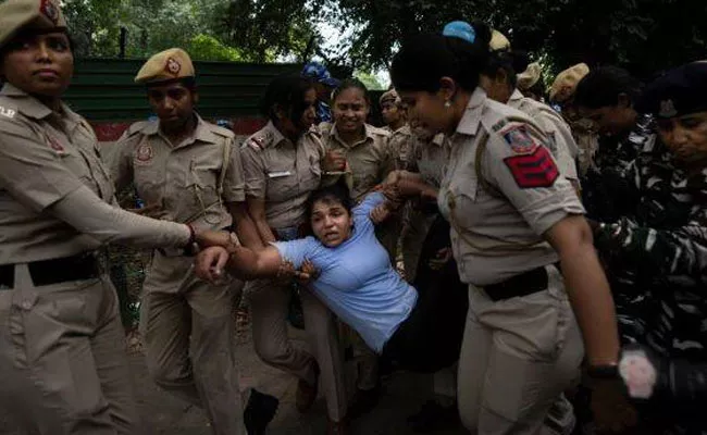 Vinesh Phogat-Sakshi Malik-Detained By Delhi Police-New Parliament
