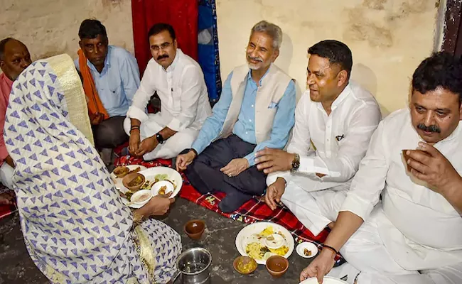 Jaishankar Eats Breakfast At Dalit BJP Worker Home At G20 Meeting In Varanasi - Sakshi