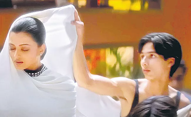 Shahid Kapoor recalls shooting with Aishwarya Rai Bachchan for Taal as background dancer - Sakshi