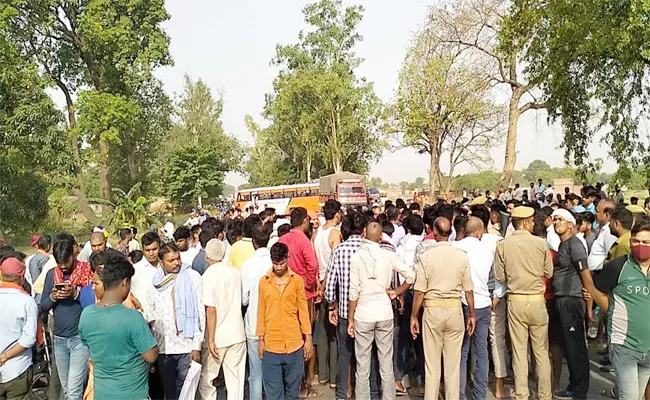 Driver Kills Man After Argument Over PM Modi CM Yogi In UP Mirzapur - Sakshi