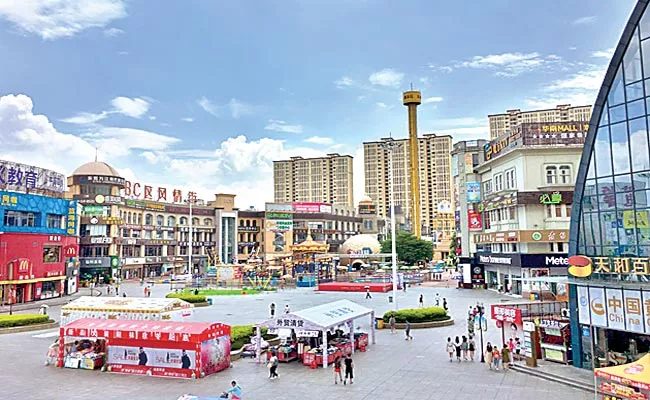 China: Largest Shopping Mall New South China Mall - Sakshi