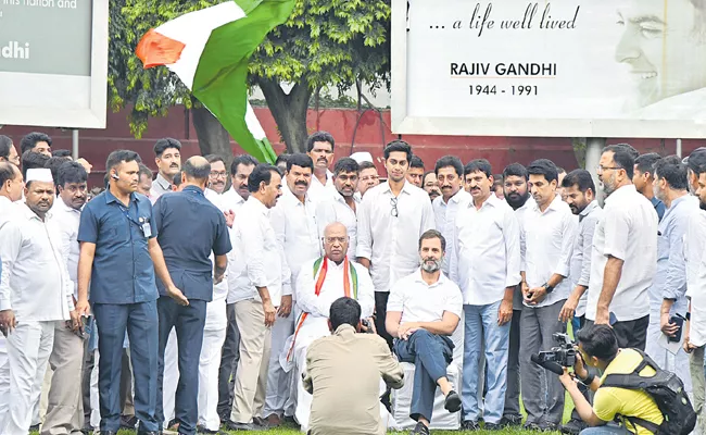 Rahul Gandhi Priyanka Gandhi Comments On CM KCR - Sakshi
