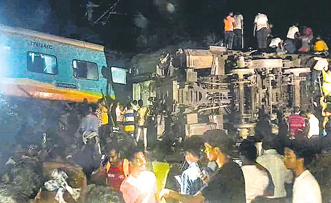 Coromandel Express collision with Bengaluru-Howrah Superfast Express in Odisha - Sakshi