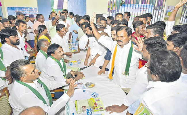 Criticisms On Farmers Day program in many places Telangana - Sakshi