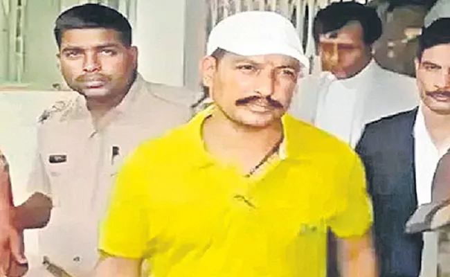 Gangster Sanjeev Jeeva shot dead inside Lucknow Court - Sakshi