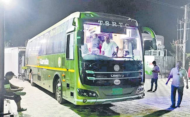 Traffic shock for RTC E Garuda electric bus - Sakshi