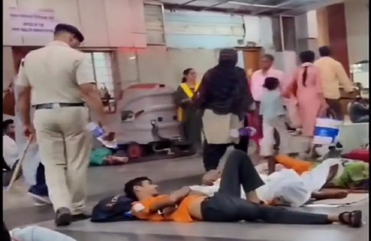 Cop Poured Water On People Sleeping On Railway Platform - Sakshi