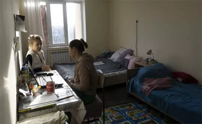 Ukraine Refugees Cope With Guilt Of Fleeing War - Sakshi